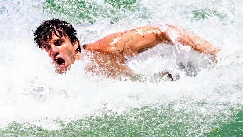 Chay Suede curte dia de praia no Rio — Foto: Daniel Delmiro/AgNews