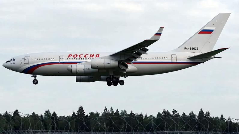 O avião Ilyushin Il-96-300 foi usado para levar a delegação russa para se encontrar com Trump no Alasca (EUA). (Foto: Anna Zvereva/Wikimedia Commons)