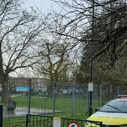 Polícia procura suspeito adolescente após ataque com faca em escola no norte de Londres