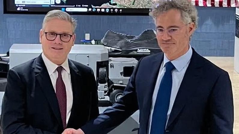Keir Starmer and Alex Karp, the Palantir chief executive, at the firm’s offices in Washington DC in February 2025. The MoD awarded Palantir a £241m military contract without an open tender.