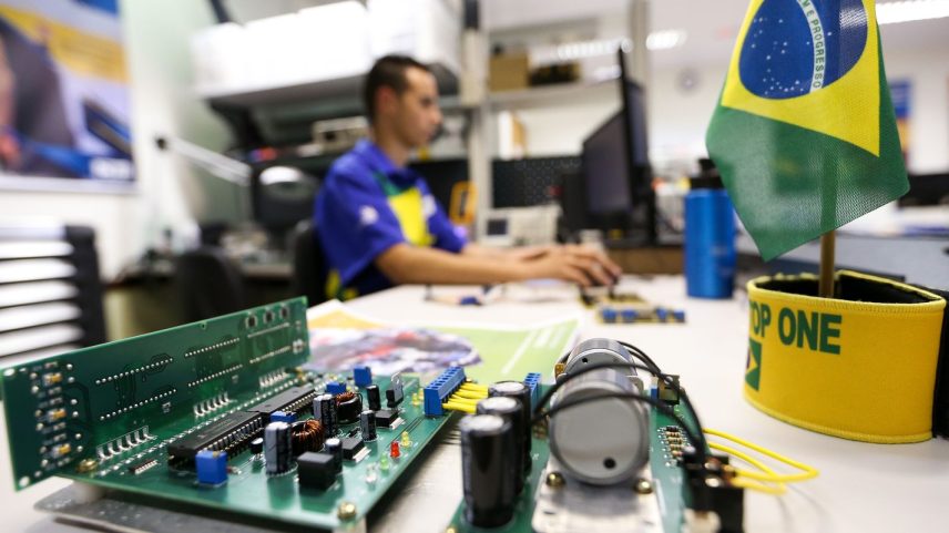 Brasília - Estudantes do ensino profissionalizante que participarão do WorldSkills 2017 se preparam para a competição no Centro de Treinamento do Senai-DF (Marcelo Camargo/Agência Brasil).