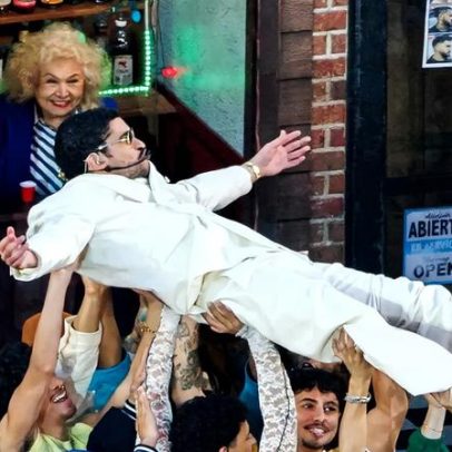Quem é a mulher que entregou um shot a Bad Bunny no Super Bowl