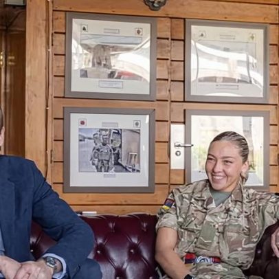 Príncipe William homenageia médico do exército encontrado morto em quartel