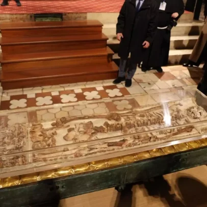 Relíquia histórica: restos mortais de São Francisco de Assis são exibidos ao público pela 1ª vez