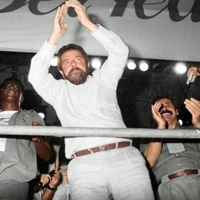 Lula é vaiado ao torcer pelo Vasco em evento misto de futebol e política