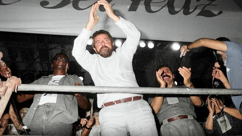 11.dez.1989 - Comício do então candidato Lula na praça Charles Miller, em São Paulo, em 1989