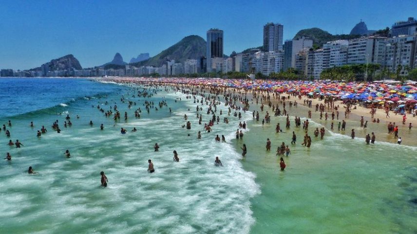 Vista da praia de Copacabana, na zona sul da cidade do Rio de Janeiro