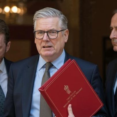 MP de Labour pede saída de assessores em Downing Street por Mandelson
