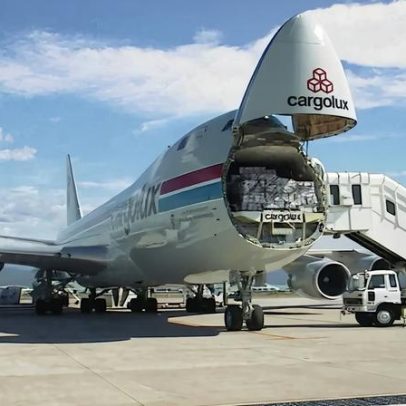 Ponte estaiada brasileira é transportada de avião para Angola