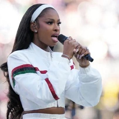 Coco Jones emociona ao cantar Lift Every Voice and Sing no Super Bowl 2026