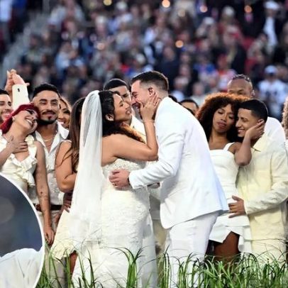 Casal no show do intervalo do Super Bowl de Bad Bunny teria se casado de verdade