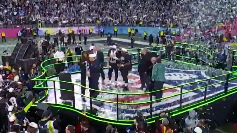 O técnico Mike Macdonald na entrega do troféu. (Foto: Reprodução/X/NFL)