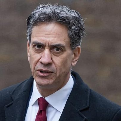 Miliband promete até £1 bilhão para projetos de energia verde comunitária
