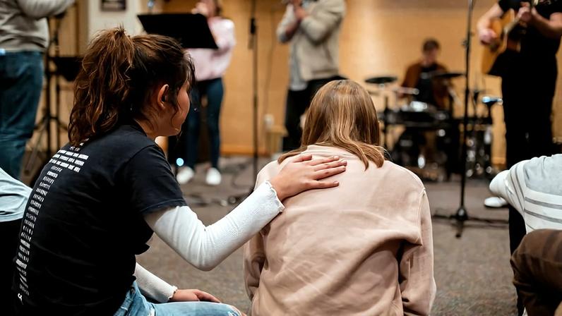 Dados indicam um aumento significativo na frequência à igreja entre os jovens. (Foto ilustrativa: adrianna geo / Unsplash)
