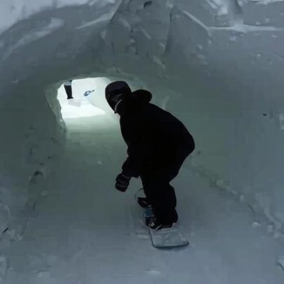 Gabriel Medina experimenta snowboard em sede das Olimpíadas de Inverno