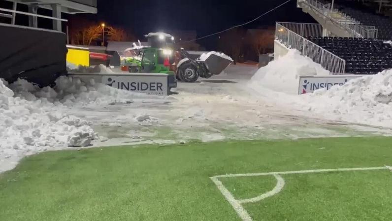 Bodo/Glimt usa trator para retirar neve do campo a dois dias de jogo pela Champions