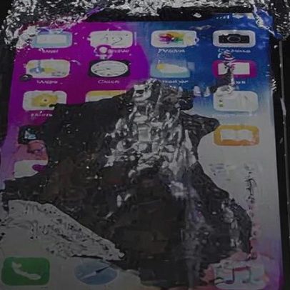 Proteção contra água em celulares não é permanente, explicam especialistas
