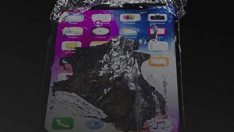 Celular resistente à água: entenda por que a proteção não dura para sempre