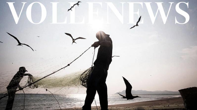 Ikoots fishers haul a net into shore off the coast of Cuauhtémoc, San Mateo del Mar, Mexico. Overhead, frigatebirds attempt to steal fish from the net.