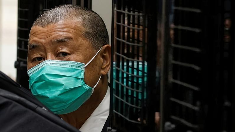 Jimmy Lai arriving at court wearing a green face mask