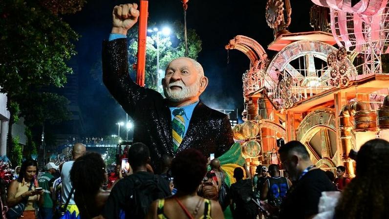15.fev.2026 - Carro alegórico da Academicos de Niteroi representa o presidente Lula na concentração dos desfiles