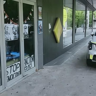 Polícia apreende cartazes de Trump, Putin e Netanyahu com uniformes nazistas