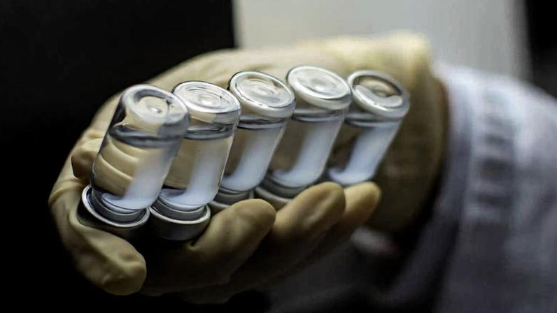 Funcionárias trabalham na inspeção visual da linha de produção de doses da vacina Coronavac, contra a Covid-19, no Instituto Butantan, em São Paulo