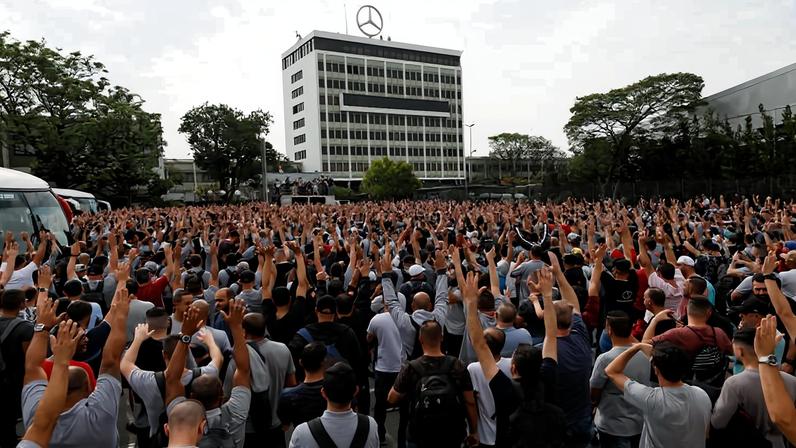 Metalúrgicos no ABC durante assembleia; categoria está entre as que já têm jornada menor no país