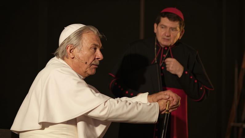Os atores Zécarlos Machado e Celso Frateschi em cena da peça 'Dois Papas', dirigida por Munir Kanaan