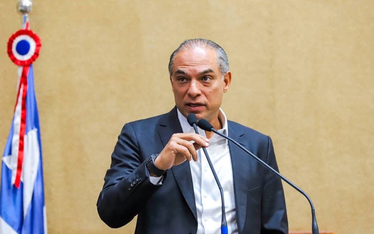 Augusto Lima fala em sessão especial na Assembleia Legislativa da Bahia; cerimônia conferia o título de Cidadã Baiana à ex-ministra, ex-deputada federal e esposa de Lima, Flávia Carolina Peres Lima