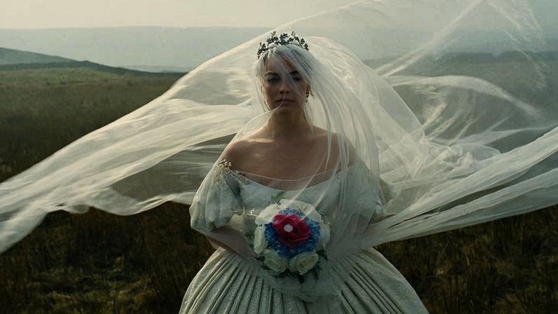 Margot Robbie em cena do filme 'O Morro dos Ventos Uivantes'