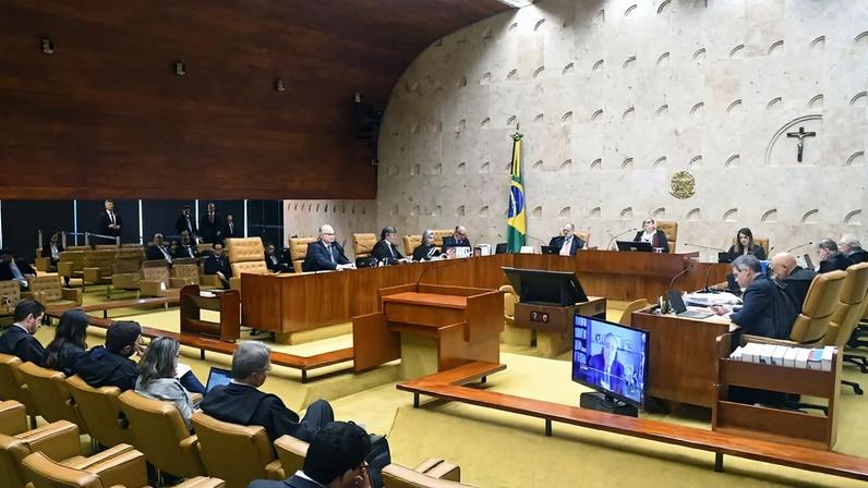 Servidores da Receita Federal afastados por vazamento de informações fiscais sigilosas.