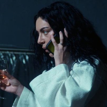 Charli XCX faz paródia de si mesma em The Moment, estreia nos cinemas