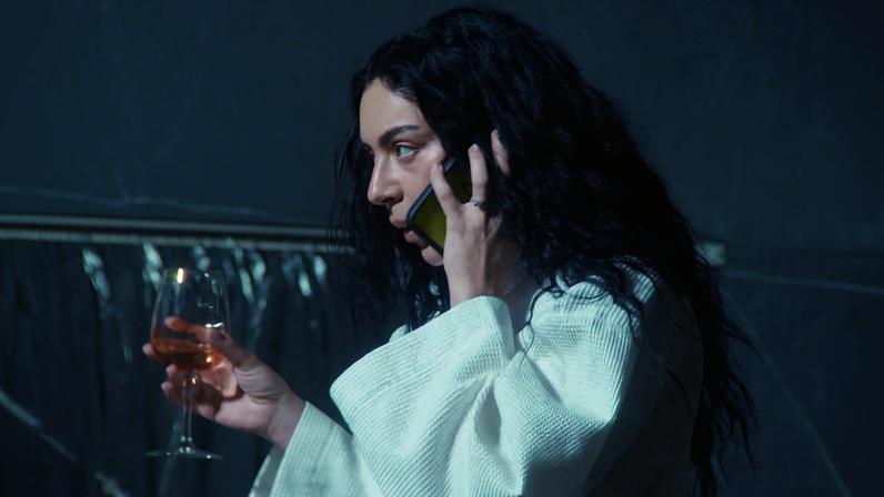 A cantora Charli XCX estrela 'The Moment', sátira baseada em eventos reais de sua carreira