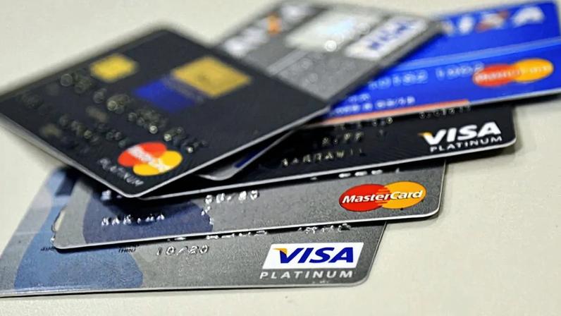 Bancos revisam expectativas de crescimento do crédito em 2026 com Selic alta.