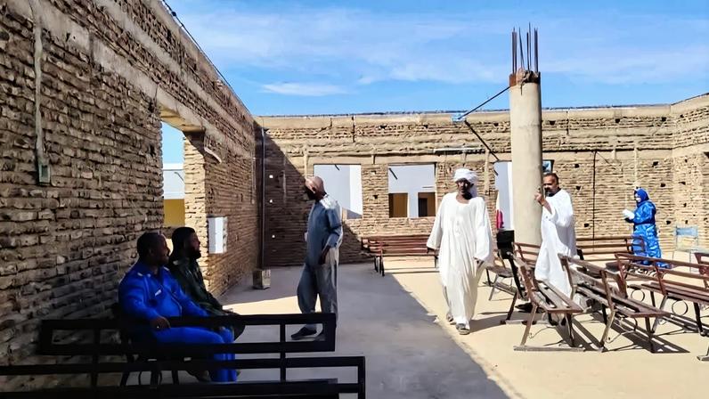 Igreja no Sudão enfrenta bloqueios burocráticos para reconstrução e cultos.