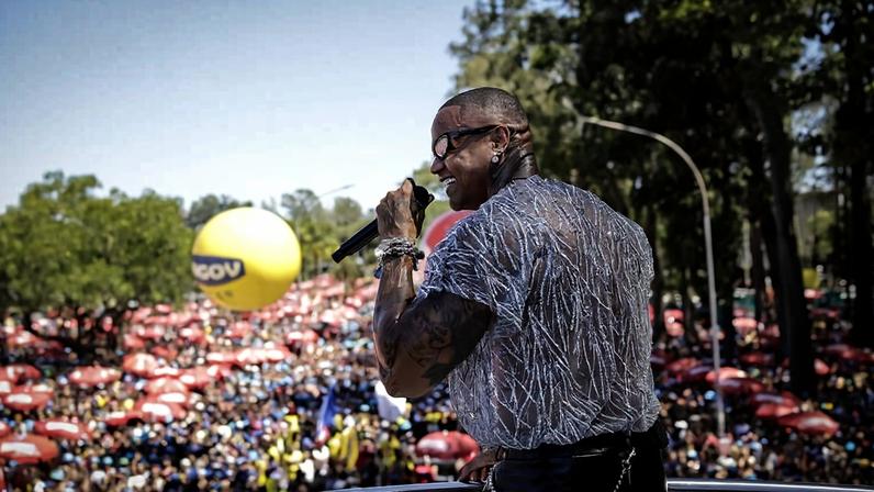 Léo Santana durante o bloco Vem com o Gigante em 2025