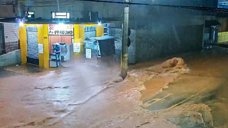 Chuvas em Minas Gerais resultam em 22 mortes e decretos de luto oficial em Juiz de Fora.