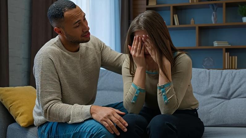 Pessoas discutem experiências negativas relacionadas à igreja e fé.