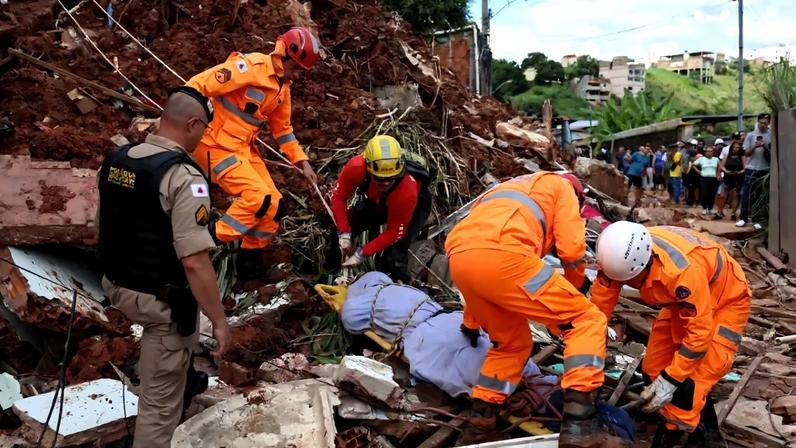Destruição causada por chuvas em Juiz de Fora, com casas danificadas e pessoas desabrigadas.