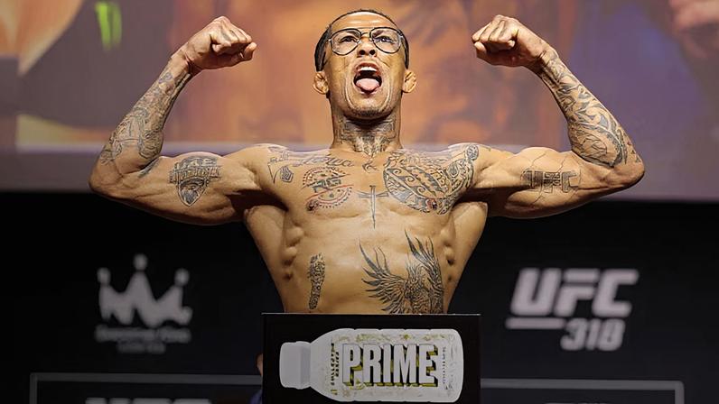 Vinicius "Lokdog" Oliveira na pesagem do UFC 318, em julho de 2025. (Foto por Jonathan Bachman/Zuffa LLC)