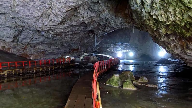 Fotografia do "salão paroquial" da gruta de Scărișoara em 16/06/2017.
