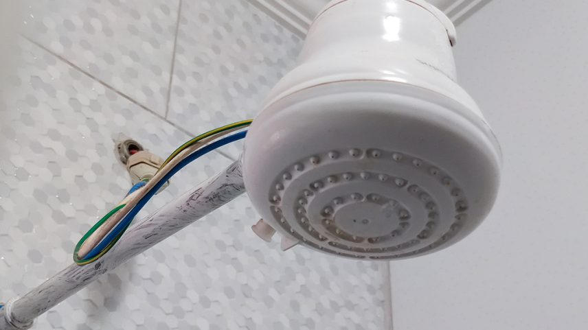 Fotografia de um chuveiro elétrico.