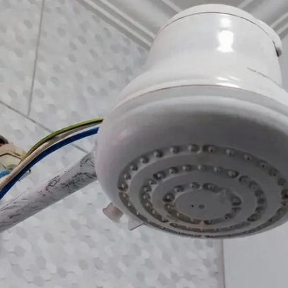Quem inventou o chuveiro elétrico? Origem, pioneiros e evolução