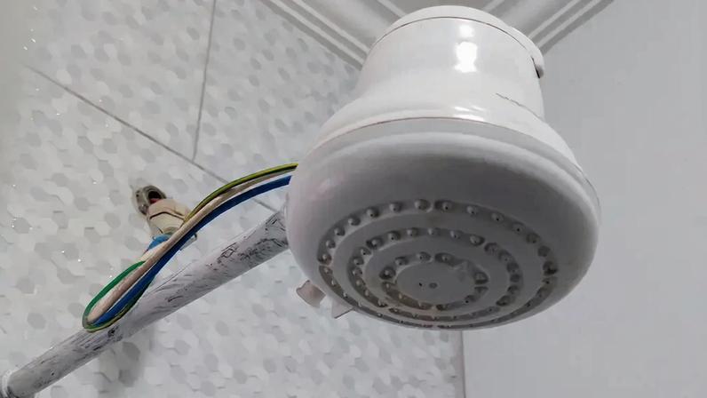 Fotografia de um chuveiro elétrico.