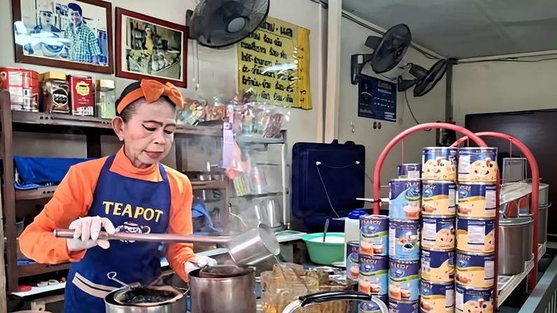 Auntie Nid, whose shop has served teas and coffees in Bangkok’s old town for 30 years, can’t comprehend changing her recipe.