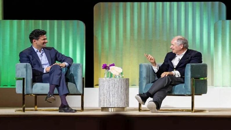 Farhad Karim (à esquerda), diretor de operações de private wealth global da Blackstone, conversa com o chairman e CEO da Blackstone, Steve Schwarzman
