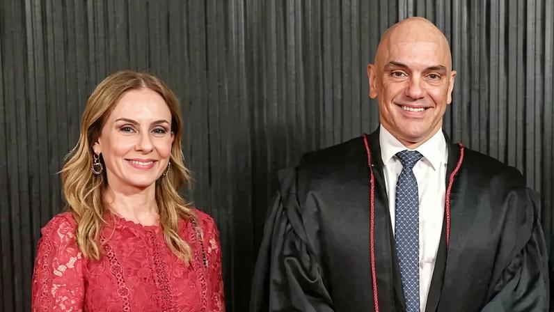 Moraes e sua esposa, a advogada Viviane Barci, durante cerimônia de posse do ministro como presidente do TSE. A revelação da prestação de serviços da advogada ao Banco Master reacendeu o debate sobre a participação de parentes de ministros como advogados em ações nos tribunais superiores.