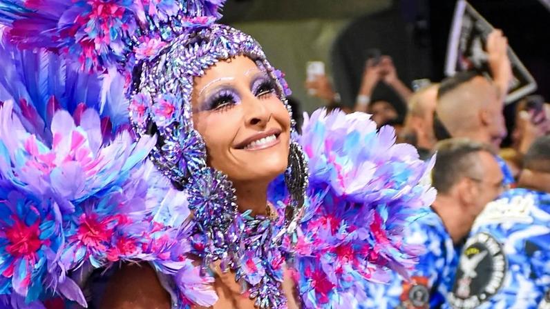 Sabrina Sato destacou corpo e virilha sarada com fantasia de flor no Carnaval 2026 da Gaviões da Fiel em 15 de fevereiro de 2026