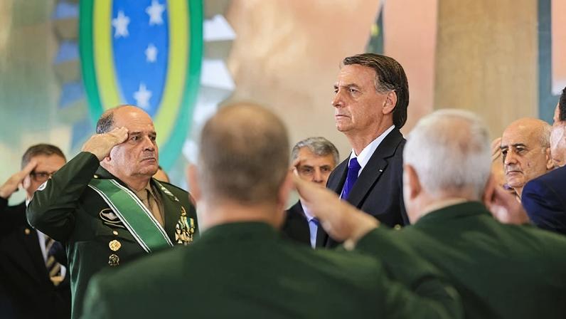 Generais do Exército prestam continência ao presidente Jair Bolsonaro em Brasília